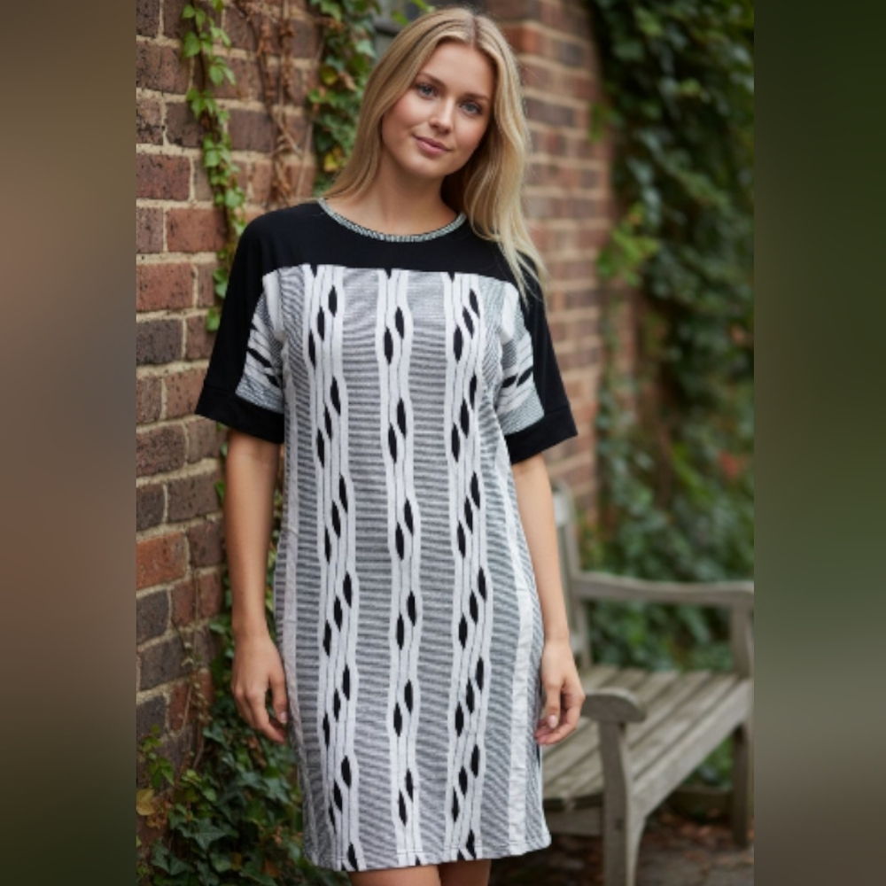 Chris McLaughlin Black and White Striped Dress. Size 6.